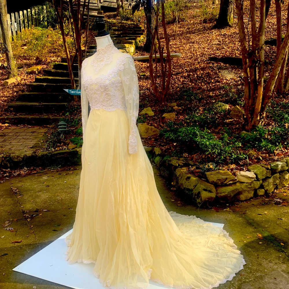 Vintage chapel length wedding gown with veil size 8-10 in Candlelight